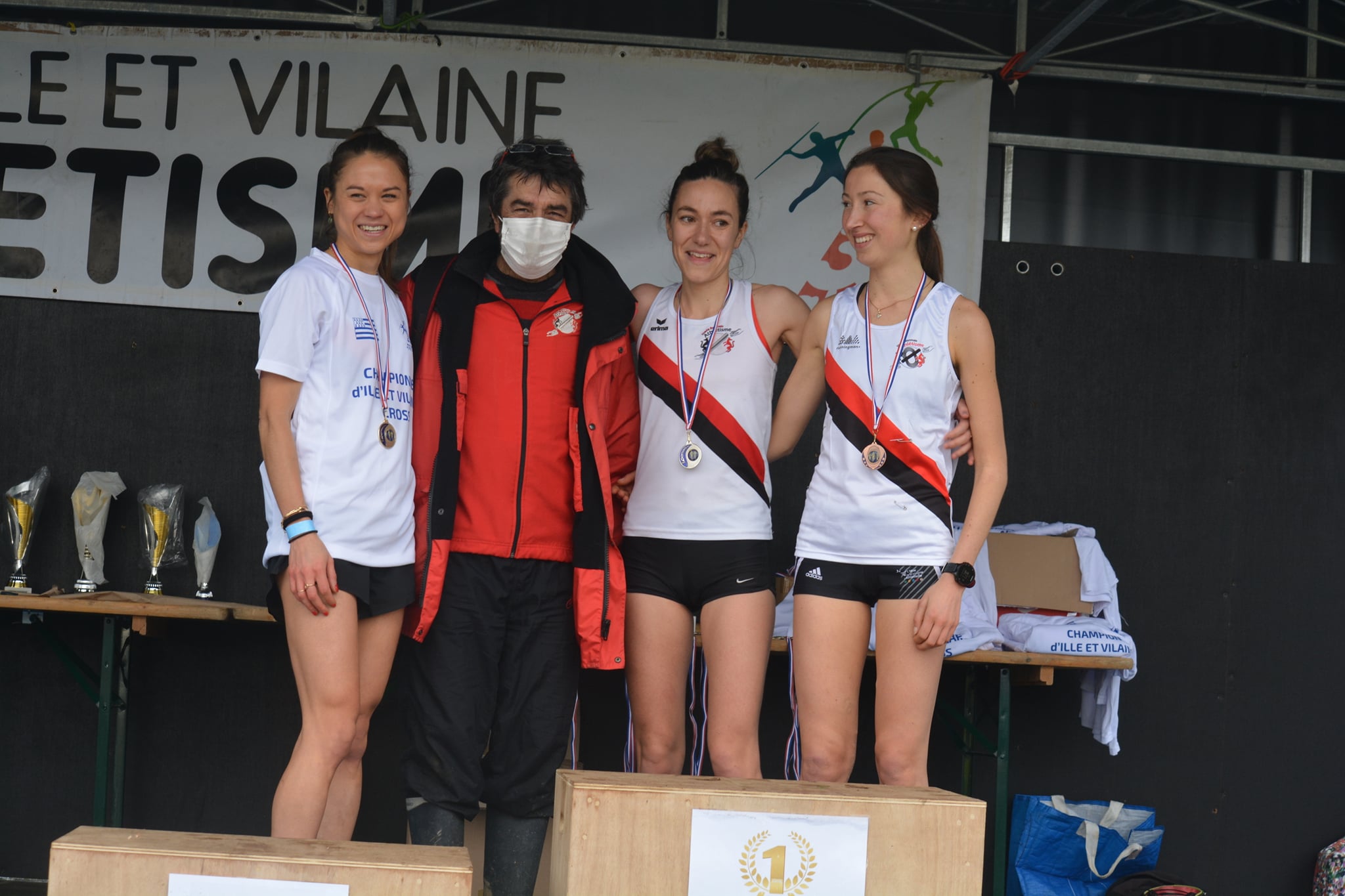 Le podium senior. De g. à d. Sarah Le Dantec, Bernard Hélaudais (coach), Mathilde Jaguin et Laura Georgelin